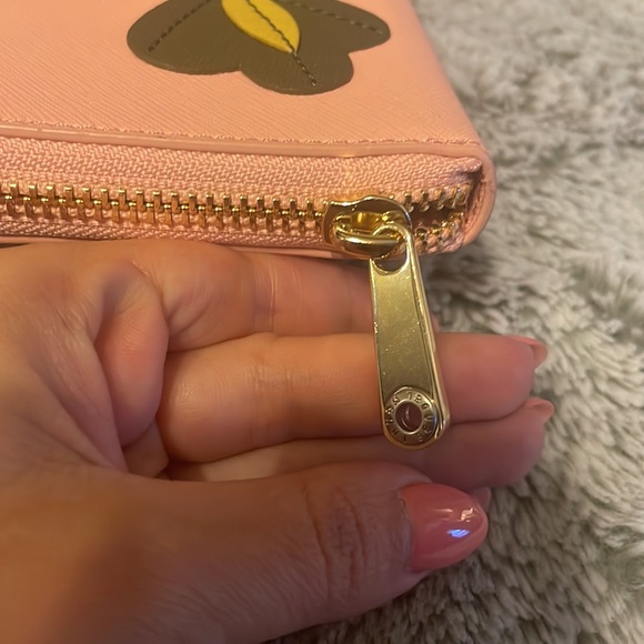 2x Host Pick 4/25 🎉🎊!! Henri Bendel Pink Floral Appliqué Long Wallet - Picture 4 of 10